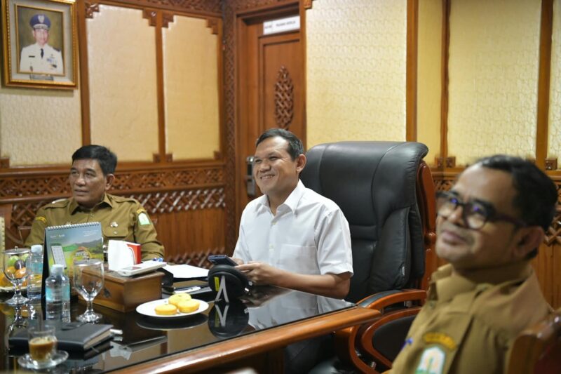 Wakil Gubernur Aceh, H. Fadhlullah, didampingi Plt. Sekda Aceh, Taufik, ST, M.Si, beserta para Asisten Sekda Aceh dan Kepala SKPA/Biro terkait, mengikuti Rakor Pendalaman Mekanisme Kerja Desk Koordinasi dengan Kemenko Polkam RI secara virtual, dari Ruang Rapat Wakil Gubernur Aceh, Banda Aceh, Senin, (14/9/2026). Foto: Dok. Istimewa 