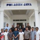 Kepala Kejaksaan Negeri (Kajari) Aceh Jaya Badri Wasil bersama jajaran Kejari Aceh Jaya berfoto bersama Ketua dan pengurus PWI Aceh Jaya di halaman Kantor PWI Aceh Jaya, Gampong Keutapang, Kecamatan Krueng Sabee, Kabupaten Aceh Jaya, Selasa (1/9/2026). Foto: Dok. PWI Aceh Jaya
