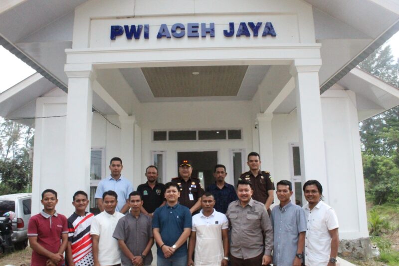 Kepala Kejaksaan Negeri (Kajari) Aceh Jaya Badri Wasil bersama jajaran Kejari Aceh Jaya berfoto bersama Ketua dan pengurus PWI Aceh Jaya di halaman Kantor PWI Aceh Jaya, Gampong Keutapang, Kecamatan Krueng Sabee, Kabupaten Aceh Jaya, Selasa (1/9/2026). Foto: Dok. PWI Aceh Jaya