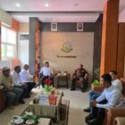 Ketua SMSI Aceh Besar Zulfikar, S.Pd., bersama pengurus saat melakukan silaturahmi dan audiensi dengan Kajari Aceh Besar Dr. Wisnu Murtopo Nur Muhamad, S.H., M.H., Selasa (22/9/2026). Foto: Dok. SMSI Aceh Besar