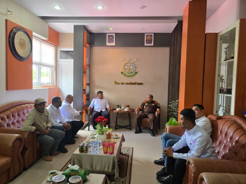 Ketua SMSI Aceh Besar Zulfikar, S.Pd., bersama pengurus saat melakukan silaturahmi dan audiensi dengan Kajari Aceh Besar Dr. Wisnu Murtopo Nur Muhamad, S.H., M.H., Selasa (22/9/2026). Foto: Dok. SMSI Aceh Besar
