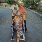 Sariana Hasibuan, lansia 76 tahun, menggunakan kursi roda bantuan Pemerintah Aceh melalui Dinas Sosial Aceh, didampingi anggota keluarga di Banda Aceh, Kamis (24/9/2026). Foto: Dok. Dinsos Aceh
