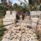 Dandim 0108/Aceh Tenggara Letkol Czi Arya Murdyantoro meninjau langsung pengerjaan pondasi Jembatan Gantung Perintis di Desa Lawe Pinis, Kecamatan Darul Hasanah, Selasa (1/9/2026). Foto: Dok. Istimewa
