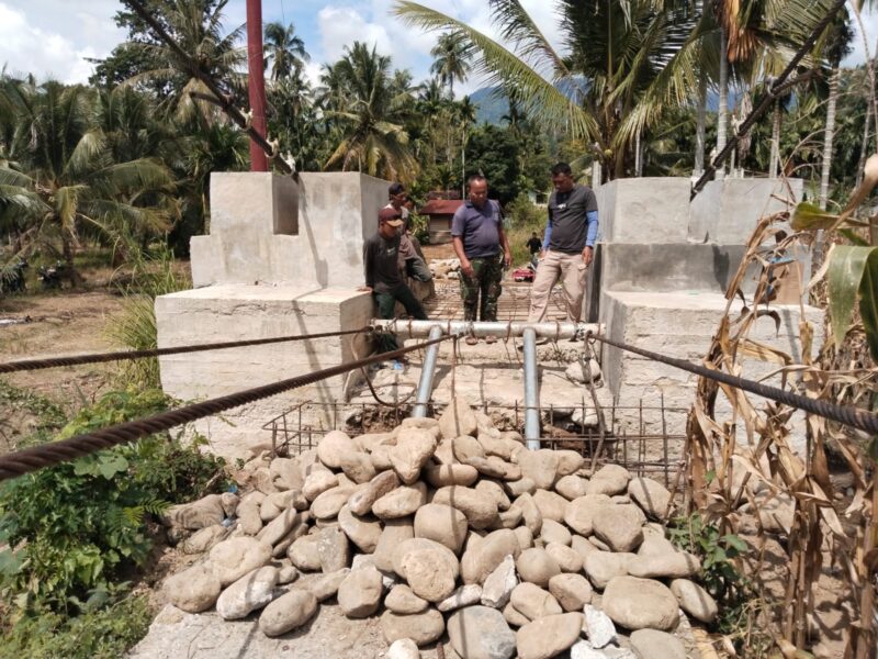 Dandim 0108/Aceh Tenggara Letkol Czi Arya Murdyantoro meninjau langsung pengerjaan pondasi Jembatan Gantung Perintis di Desa Lawe Pinis, Kecamatan Darul Hasanah, Selasa (1/9/2026). Foto: Dok. Istimewa