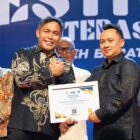 Sekda Aceh Barat, Dr. Ir. Kurdi, ST, MT, MH, IPM, ASEAN-Eng, menyerahkan penghargaan kepada Sekjen SMSI Aceh Barat, Riosa, sebagai Organisasi Media Pegiat Literasi Kabupaten Aceh Barat Tahun 2026, pada malam penutupan Festival Literasi Aceh Barat 2026, Sabtu (26/9/2026). Foto: Dok. SMSI Aceh Barat