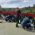 Tim Zidam IM bersama personel Kodim 0119/Bener Meriah melakukan pengecatan konstruksi Jembatan Bailey di Desa Bale Redelong, Kecamatan Bukit, Kabupaten Bener Meriah, Sabtu (19/9/2026). Foto: Dok. Istimewa 