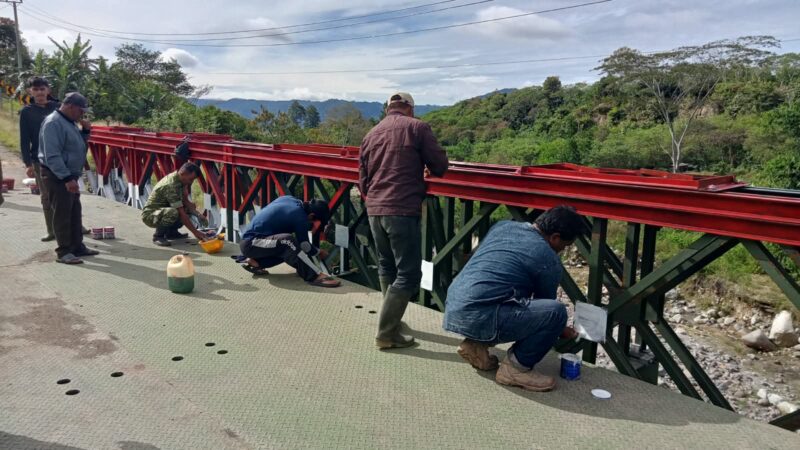 Tim Zidam IM bersama personel Kodim 0119/Bener Meriah melakukan pengecatan konstruksi Jembatan Bailey di Desa Bale Redelong, Kecamatan Bukit, Kabupaten Bener Meriah, Sabtu (19/9/2026). Foto: Dok. Istimewa 