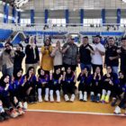 Jajaran tim dan atlet voli putri Kota Banda Aceh berfoto bersama usai memastikan kelolosan ke PORA XIV 2026 di Aceh Jaya, Selasa (8/9/2026). Foto: Dok. Istimewa