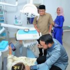 Wakil Bupati Aceh Barat Said Fadheil, S.H., meninjau fasilitas Klinik Mitra Medika Meulaboh usai grand opening di Desa Langung, Kecamatan Meureubo, Senin (14/9/2026). Foto: Dok. Istimewa
