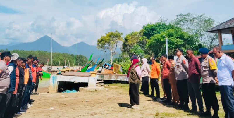 Apel penutupan operasi pencarian Suheri dipimpin langsung Plt Kalak BPBK Aceh Jaya, Irma Hanum, di Pantai Kuala Unga, Desa Keude Unga, Kecamatan Jaya, Kabupaten Aceh Jaya, Selasa (22/9/2026). Foto: Dok. BPBK Aceh Jaya