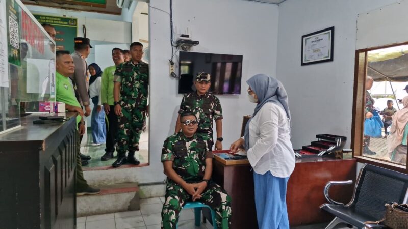 Kodim 0111/Bireuen menggelar bakti sosial kesehatan dan menyalurkan bantuan sembako kepada masyarakat dalam rangka memperingati HUT ke-81 TNI di Kabupaten Bireuen, Minggu (20/9/2026). Foto: Dok. Istimewa 