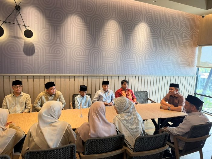 Bupati Aceh Besar H. Muharram Idris bersilaturahmi dengan putra-putri Aceh Besar yang tergabung dalam Kafilah Aceh pada MTQ di Kota Semarang. Foto: Dok. Prokopim Pemkab Aceh Besar