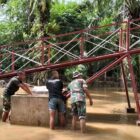 Sejumlah personel TNI bersama tenaga sipil mengerjakan pembangunan Jembatan Gantung Cibubukan–Serasah di Kecamatan Simpang Kanan, Aceh Singkil, Sabtu (3/10/2026). Foto: Dok. Istimewa