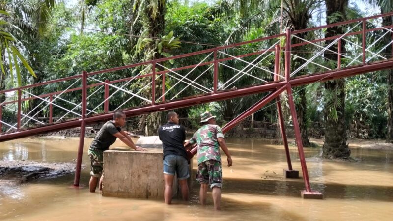 Sejumlah personel TNI bersama tenaga sipil mengerjakan pembangunan Jembatan Gantung Cibubukan–Serasah di Kecamatan Simpang Kanan, Aceh Singkil, Sabtu (3/10/2026). Foto: Dok. Istimewa 