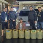 Personel Satreskrim Polres Aceh Tengah mengamankan enam jeriken berisi 205 liter Pertalite yang ditemukan dalam mobil Toyota Avanza di Kecamatan Kebayakan, Senin (19/10/2026). Foto: Dok. Dasa Yushelmi/NOA.co.id
