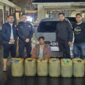 Personel Satreskrim Polres Aceh Tengah mengamankan enam jeriken berisi 205 liter Pertalite yang ditemukan dalam mobil Toyota Avanza di Kecamatan Kebayakan, Senin (19/10/2026). Foto: Dok. Dasa Yushelmi/NOA.co.id