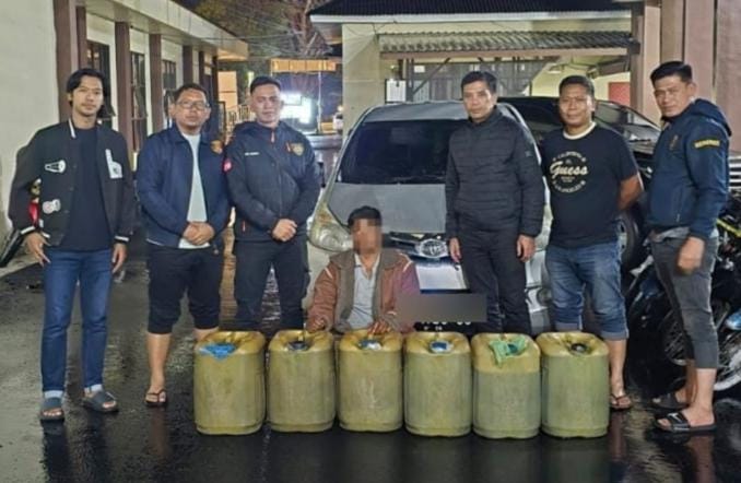 Personel Satreskrim Polres Aceh Tengah mengamankan enam jeriken berisi 205 liter Pertalite yang ditemukan dalam mobil Toyota Avanza di Kecamatan Kebayakan, Senin (19/10/2026). Foto: Dok. Dasa Yushelmi/NOA.co.id