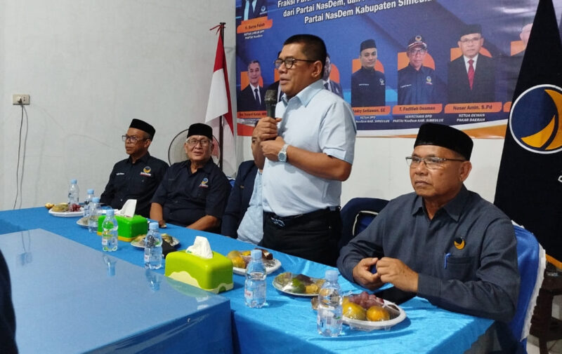 Anggota DPR-RI Muslim Ayub, Kanan, Wakil Bupati Nusar Amin Kiri, saat menghadiri jumpa para kader di Kantor Nasdem, Kabupaten Simeulue. Foto:Dok. Argam/Noa.co.id.