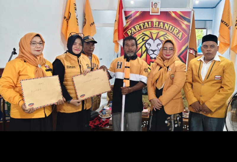 Ketua DPC Partai Hanura, Rita Diana, Saat menyerahkan SK kepada para ketua PAC dalam 10 kecamatan kabupaten Simeulue,. Foto:Dok Argam/Noa.co.id.