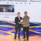 Direktur Operasi PT Solusi Bangun Indonesia Tbk, Edi Sarwono, menerima penghargaan ASEAN Energy Awards 2026 kategori Emerging Low Carbon Technologies atas inovasi pengolahan sampah menjadi bahan bakar alternatif (RDF) di Pabrik Cilacap, dalam malam penganugerahan di Manila, Filipina, Rabu (7/10/2026). Foto: Dok. Humas PT Solusi Bangun Indonesia