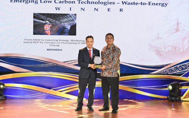 Direktur Operasi PT Solusi Bangun Indonesia Tbk, Edi Sarwono, menerima penghargaan ASEAN Energy Awards 2026 kategori Emerging Low Carbon Technologies atas inovasi pengolahan sampah menjadi bahan bakar alternatif (RDF) di Pabrik Cilacap, dalam malam penganugerahan di Manila, Filipina, Rabu (7/10/2026). Foto: Dok. Humas PT Solusi Bangun Indonesia