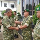 Pangdam Iskandar Muda Brigjen TNI Mahesa Fitriadi menyambut personel Zidam IM dalam kunjungan kerja di Mako Zidam IM, Banda Aceh, Rabu (28/10/2026). Foto: Dok. Istimewa