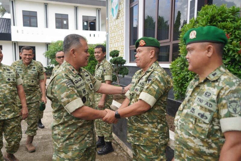Pangdam Iskandar Muda Brigjen TNI Mahesa Fitriadi menyambut personel Zidam IM dalam kunjungan kerja di Mako Zidam IM, Banda Aceh, Rabu (28/10/2026). Foto: Dok. Istimewa 