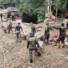 Personel Kodim 0108/Agara dan warga melakukan perbaikan jembatan dalam kegiatan Karya Bakti menyambut HUT ke-81 TNI di Desa Lawe Sikap, Aceh Tenggara, Sabtu (3/10/2026). Foto: Dok. Istimewa