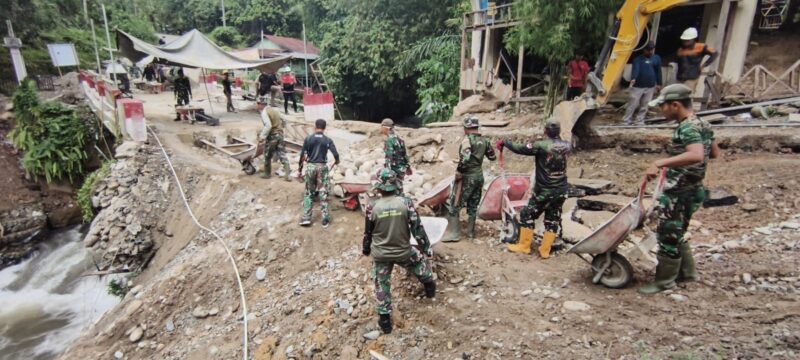 Personel Kodim 0108/Agara dan warga melakukan perbaikan jembatan dalam kegiatan Karya Bakti menyambut HUT ke-81 TNI di Desa Lawe Sikap, Aceh Tenggara, Sabtu (3/10/2026). Foto: Dok. Istimewa 