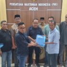Penyerahan dokumen pendaftaran Nasir Nurdin oleh Ketua Tim Pemenangan, Jufrizal Coy kepada Imran Joni sebagai Ketua Pokja Verifikasi di Sekretariat Panitia, Kantor PWI Aceh, Sabtu, 17 Oktober 2026. Foto: Dok. Tim Pemenangan