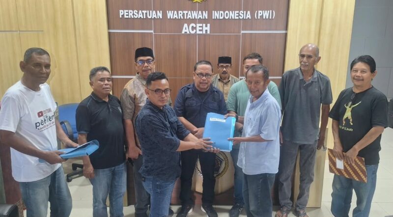 Penyerahan dokumen pendaftaran Nasir Nurdin oleh Ketua Tim Pemenangan, Jufrizal Coy kepada Imran Joni sebagai Ketua Pokja Verifikasi di Sekretariat Panitia, Kantor PWI Aceh, Sabtu, 17 Oktober 2026. Foto: Dok. Tim Pemenangan