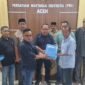 Penyerahan dokumen pendaftaran Nasir Nurdin oleh Ketua Tim Pemenangan, Jufrizal Coy kepada Imran Joni sebagai Ketua Pokja Verifikasi di Sekretariat Panitia, Kantor PWI Aceh, Sabtu, 17 Oktober 2026. Foto: Dok. Tim Pemenangan