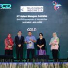 General Affairs & Community Relation Manager Solusi Bangun Andalas, Tafaul Rijal menerima penghargaan Perempuan Berbakti 2026 peringkat Gold. Foto: Dok. Istimewa