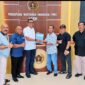 T. Haris Fadhillah bersama panitia Konferprov dan tim pemenangan berfoto bersama usai penyerahan berkas pendaftaran bakal calon Ketua PWI Aceh periode 2026–2031 di Sekretariat PWI Aceh, Banda Aceh, Sabtu (10/10/2026). Foto: Dok. Panitia Konferprov PWI Aceh