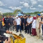 Bupati Bireuen Ir. H. Mukhlis, S.T., bersama Wakil Bupati Ir. H. Razuardi, M.T., mencoba meriam bambu dalam Festival Toet Budee Trieng di Lapangan Paya Kareung, Peusangan, Sabtu (10/10/2026). Foto: Dok. Istimewa