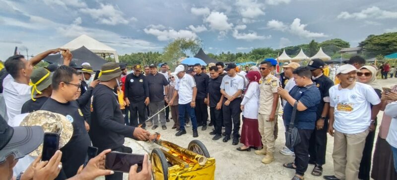 Bupati Bireuen Ir. H. Mukhlis, S.T., bersama Wakil Bupati Ir. H. Razuardi, M.T., mencoba meriam bambu dalam Festival Toet Budee Trieng di Lapangan Paya Kareung, Peusangan, Sabtu (10/10/2026). Foto: Dok. Istimewa 
