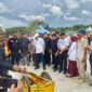Bupati Bireuen Ir. H. Mukhlis, S.T., bersama Wakil Bupati Ir. H. Razuardi, M.T., mencoba meriam bambu dalam Festival Toet Budee Trieng di Lapangan Paya Kareung, Peusangan, Sabtu (10/10/2026). Foto: Dok. Istimewa 