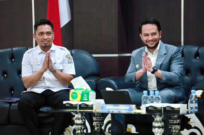 Wakil Bupati Aceh Barat Said Fadheil didampingi Kepala Diskominsa Dedi Mulianda mengikuti presentasi Monitoring dan Evaluasi Keterbukaan Informasi Publik 2026 di Kantor Komisi Informasi Aceh, Banda Aceh, Rabu (14/10/2026). Foto: Dok. Istimewa 
