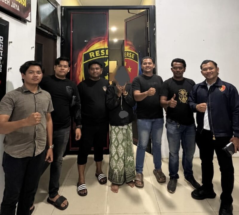 Tim Resmob Satreskrim Polres Aceh Jaya mengamankan seorang pria berinisial AS terkait dugaan jarimah seksual terhadap anak di Kecamatan Sampoiniet, Kabupaten Aceh Jaya, Senin (19/10/2026) malam. Pengamanan dilakukan di wilayah Kecamatan Sampoiniet. Foto: Dok. Satreskrim Polres Aceh Jaya.