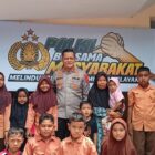 Kapolres Aceh Selatan AKBP T. Ricki Fadlianshah bersama Anggota DPRK Aceh Selatan Syarkawi BA dan warga saat peresmian rumah Mailida yang telah selesai direhab di Gampong Krueng Batu, Kecamatan Kluet Utara, Kamis (8/10/2026). Foto: Dok. Istimewa 
