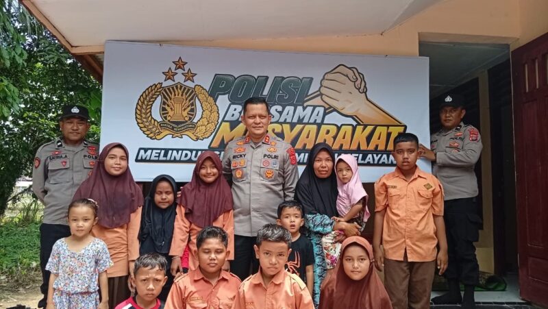 Kapolres Aceh Selatan AKBP T. Ricki Fadlianshah bersama Anggota DPRK Aceh Selatan Syarkawi BA dan warga saat peresmian rumah Mailida yang telah selesai direhab di Gampong Krueng Batu, Kecamatan Kluet Utara, Kamis (8/10/2026). Foto: Dok. Istimewa 