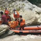 Tim SAR gabungan mengevakuasi korban yang ditemukan meninggal dunia di kawasan Pucok Krueng Teunom, Kabupaten Aceh Jaya, Rabu (14/10/2026). Foto: Dok. BPBK Aceh Jaya