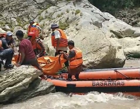 Tim SAR gabungan mengevakuasi korban yang ditemukan meninggal dunia di kawasan Pucok Krueng Teunom, Kabupaten Aceh Jaya, Rabu (14/10/2026). Foto: Dok. BPBK Aceh Jaya