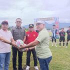 Bupati Aceh Jaya Safwandi, menyerahkan bola secara simbolis kepada Presiden Club Perseka Iskandar saat membuka Open Turnamen Perseka ke-2 di Desa Kareung Ateuh, Kecamatan Indra Jaya, Aceh Jaya, Minggu (4/10/2026). Foto: Dok. Pemkab Aceh Jaya
