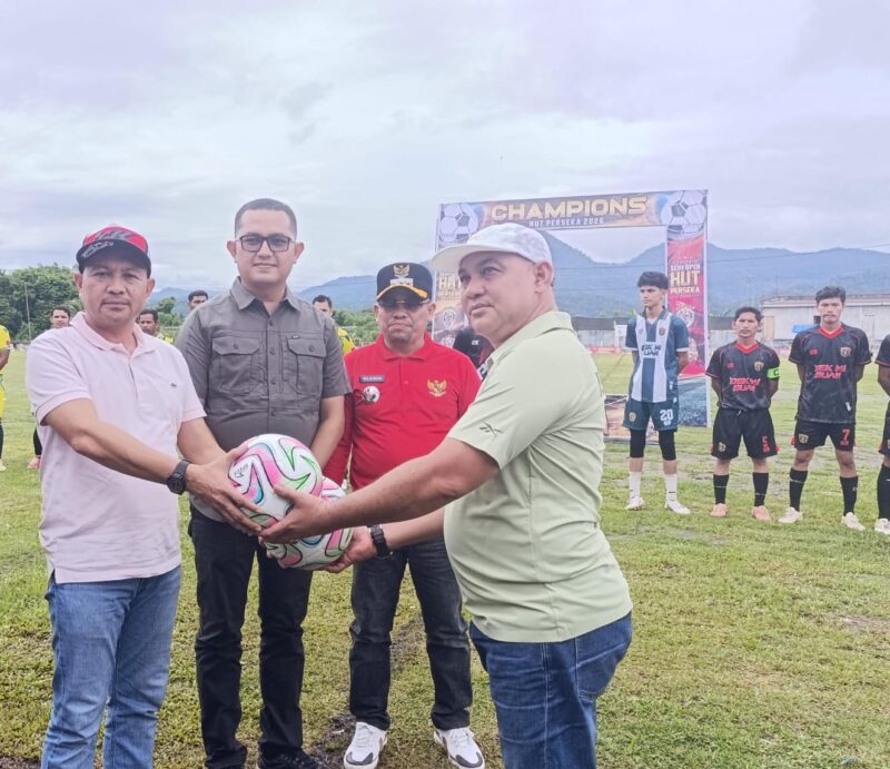 Bupati Aceh Jaya Safwandi, menyerahkan bola secara simbolis kepada Presiden Club Perseka Iskandar saat membuka Open Turnamen Perseka ke-2 di Desa Kareung Ateuh, Kecamatan Indra Jaya, Aceh Jaya, Minggu (4/10/2026). Foto: Dok. Pemkab Aceh Jaya