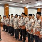 Wakil Bupati Aceh Jaya, Muslem D, saat memimpin pengukuhan pengurus Lembaga Pengembangan Tilawatil Qur’an (LPTQ) tingkat kecamatan se-Kabupaten Aceh Jaya di Aula Lantai III Setdakab Aceh Jaya, Selasa (20/10/2026). Foto: Dok. Pemkab Aceh Jaya