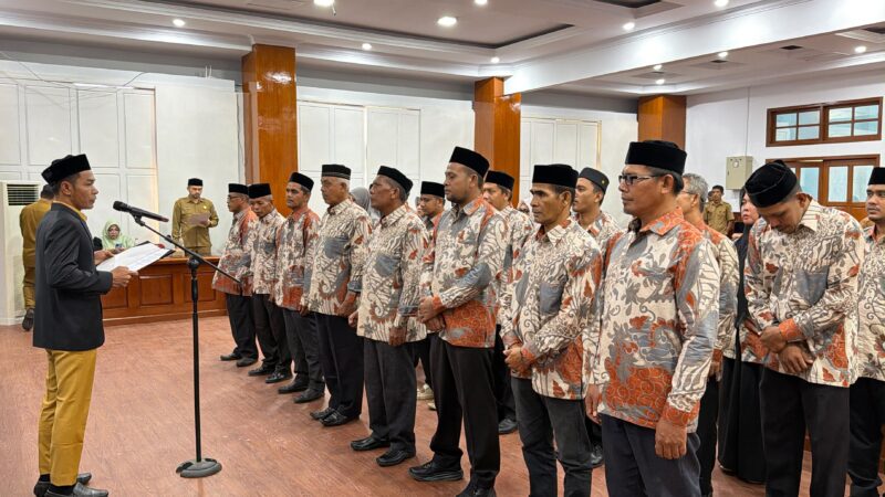Wakil Bupati Aceh Jaya, Muslem D, saat memimpin pengukuhan pengurus Lembaga Pengembangan Tilawatil Qur’an (LPTQ) tingkat kecamatan se-Kabupaten Aceh Jaya di Aula Lantai III Setdakab Aceh Jaya, Selasa (20/10/2026). Foto: Dok. Pemkab Aceh Jaya