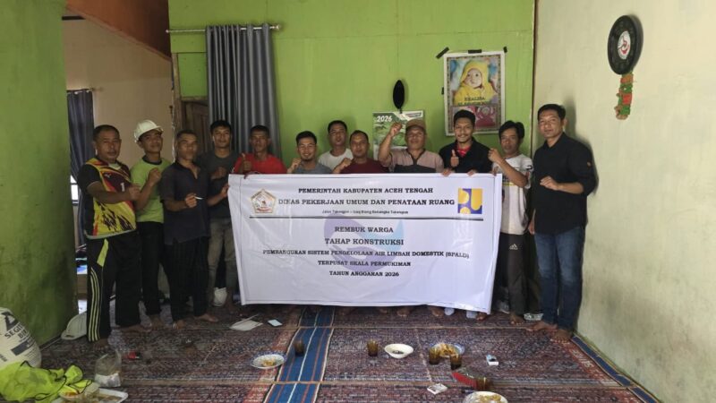 Sejumlah warga bersama perwakilan Dinas PUPR Kabupaten Aceh Tengah berfoto bersama usai kegiatan rembuk warga tahap konstruksi pembangunan Sistem Pengelolaan Air Limbah Domestik Setempat (SPALD-S) Tahun Anggaran 2026. Foto: Dok. Dasa Yushelmi/NOA.co.id