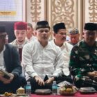 Perwakilan Polda Aceh bersama ulama dan tamu undangan menghadiri pembukaan Muzakarah Internasional Ulama Tauhid Sufi Ke-II di Banda Aceh, Jumat malam (9/10/2026). Foto: Dok. Istimewa 