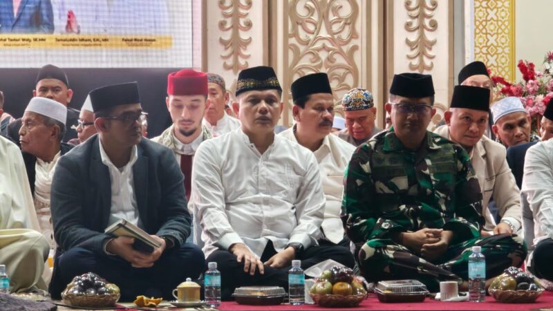 Perwakilan Polda Aceh bersama ulama dan tamu undangan menghadiri pembukaan Muzakarah Internasional Ulama Tauhid Sufi Ke-II di Banda Aceh, Jumat malam (9/10/2026). Foto: Dok. Istimewa 